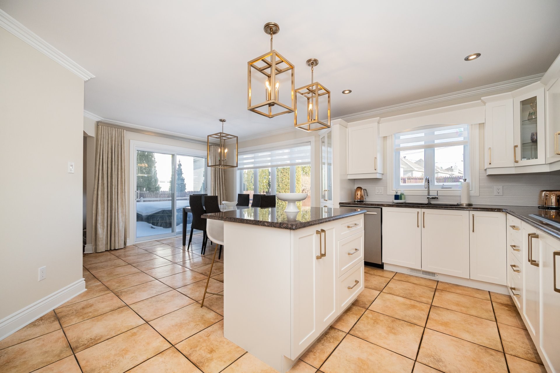 









2491


Rue Dalbis

,
Laval (Chomedey),




QC
H7T2Z9

