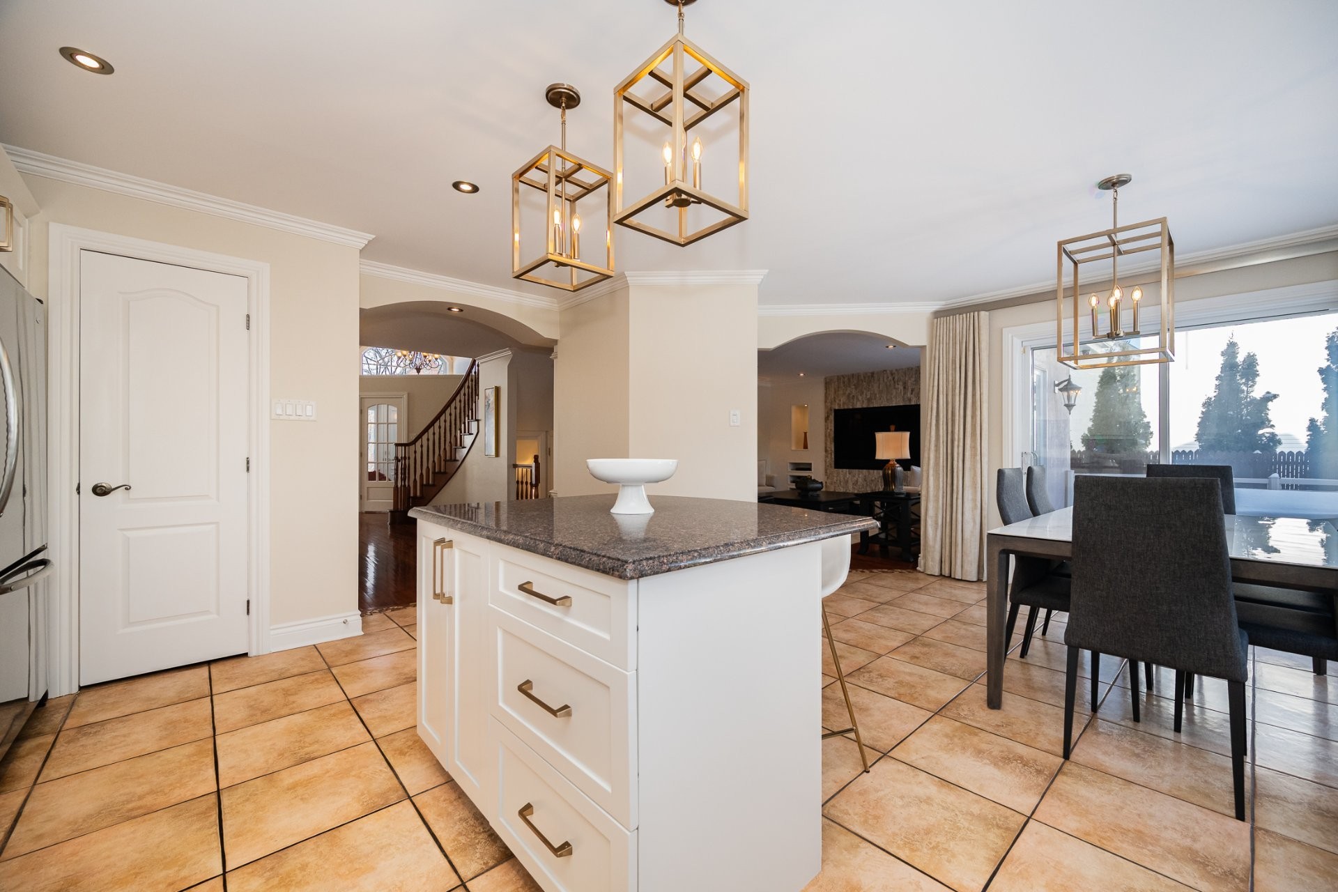 









2491


Rue Dalbis

,
Laval (Chomedey),




QC
H7T2Z9

