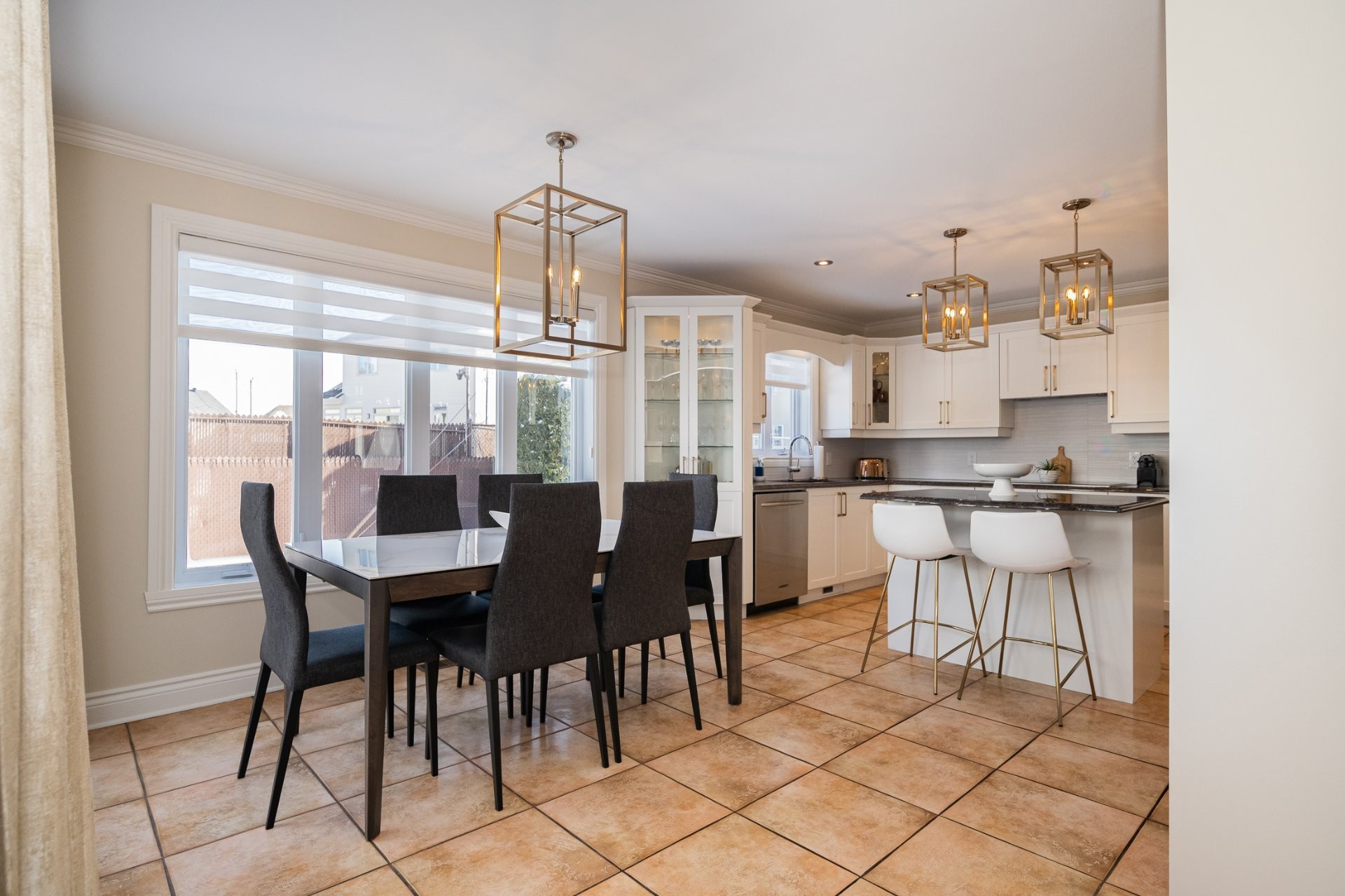 









2491


Rue Dalbis

,
Laval (Chomedey),




QC
H7T2Z9

