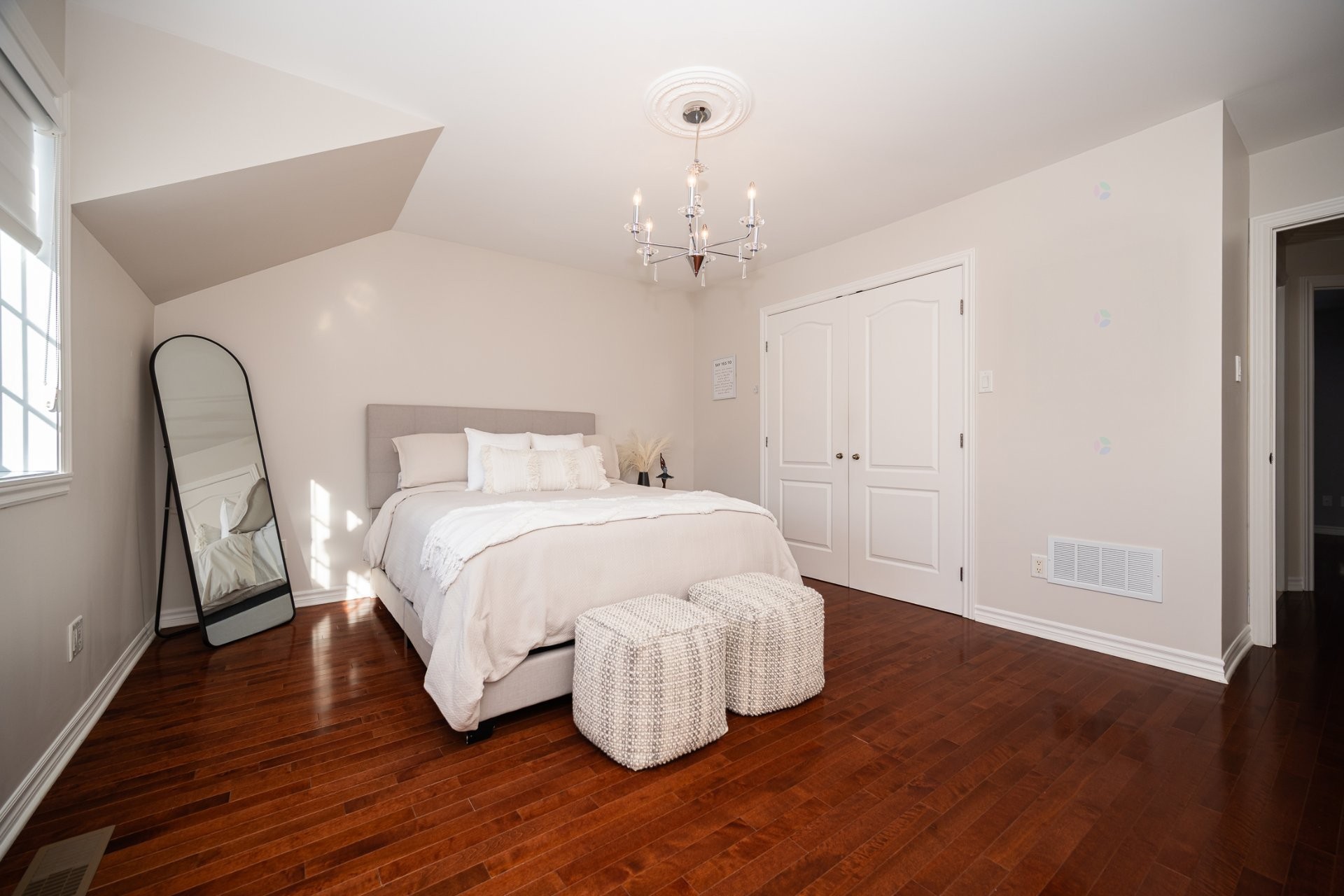 









2491


Rue Dalbis

,
Laval (Chomedey),




QC
H7T2Z9

