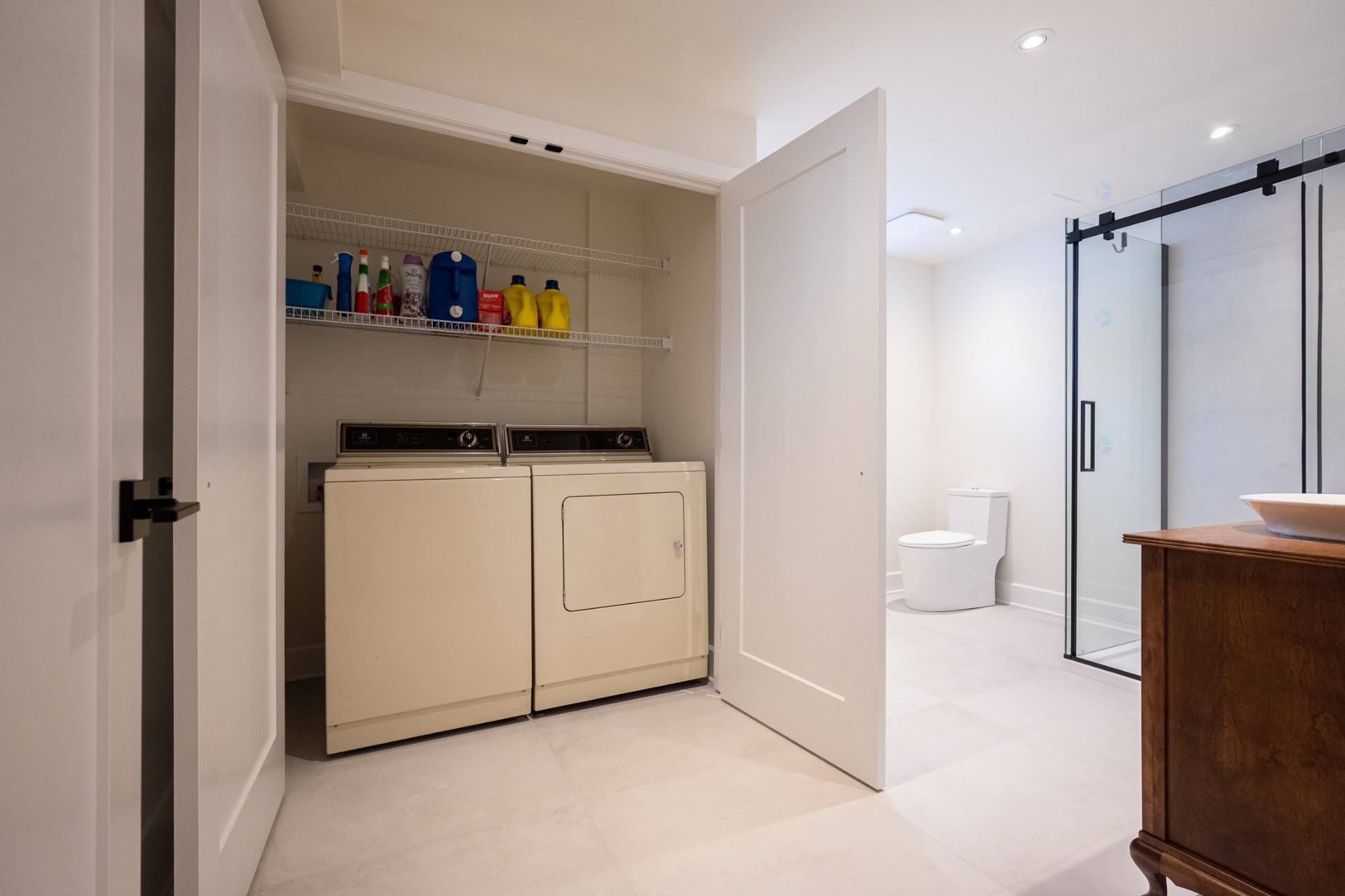 









2491


Rue Dalbis

,
Laval (Chomedey),




QC
H7T2Z9

