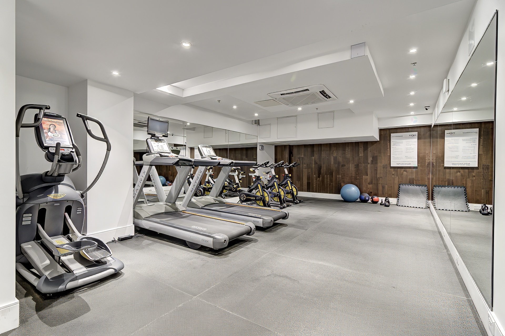 









1188


Av. Union

, 2009,
Montréal (Ville-Marie),




QC
H3B3A7

