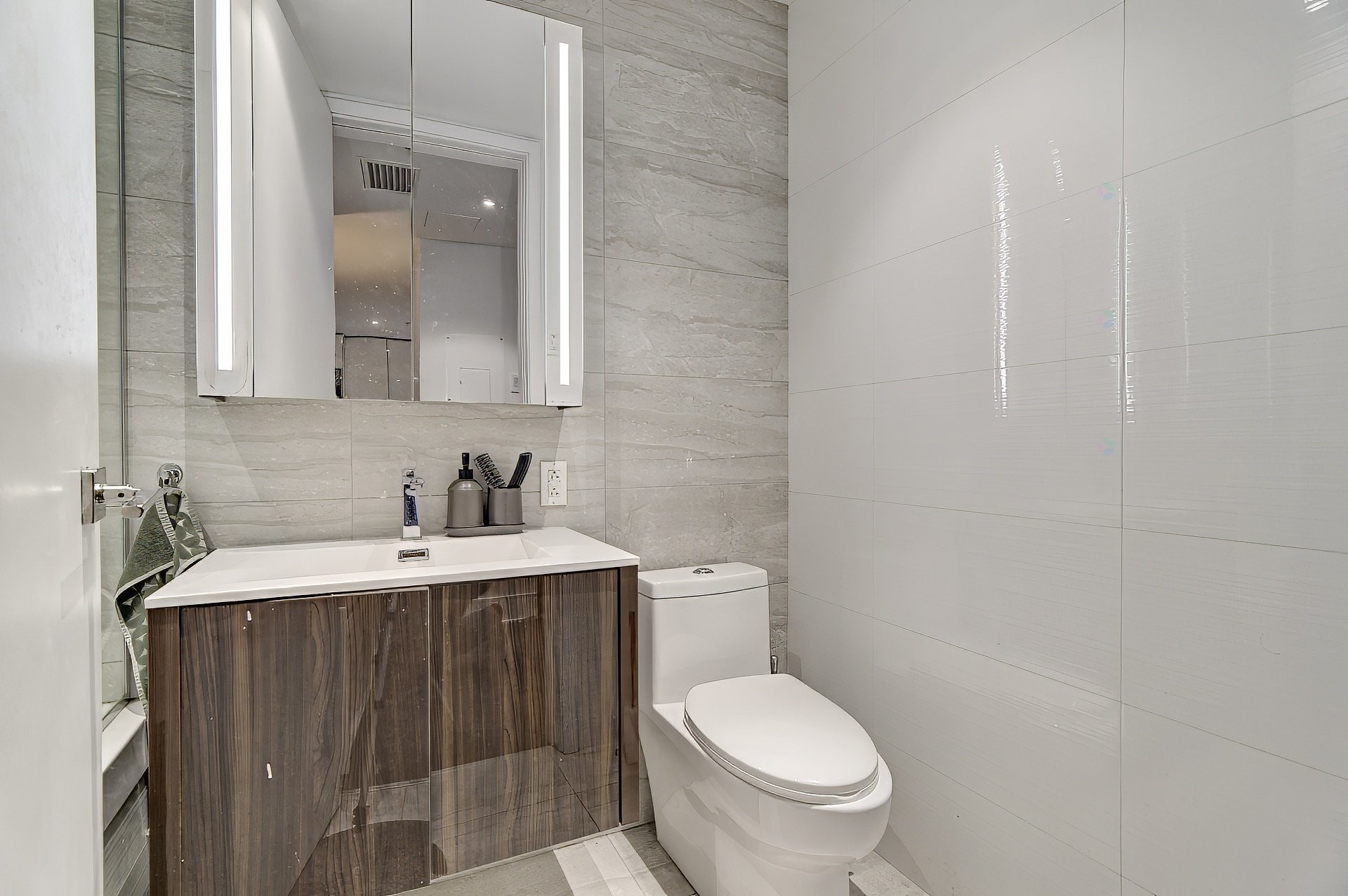 









1188


Av. Union

, 2009,
Montréal (Ville-Marie),




QC
H3B3A7

