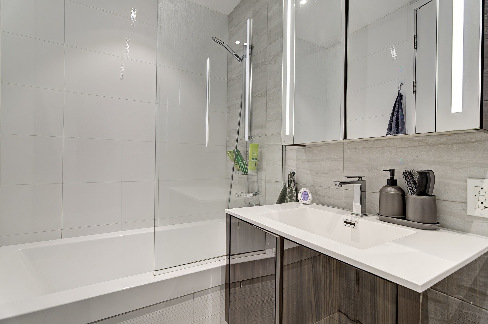 









1188


Av. Union

, 2009,
Montréal (Ville-Marie),




QC
H3B3A7

