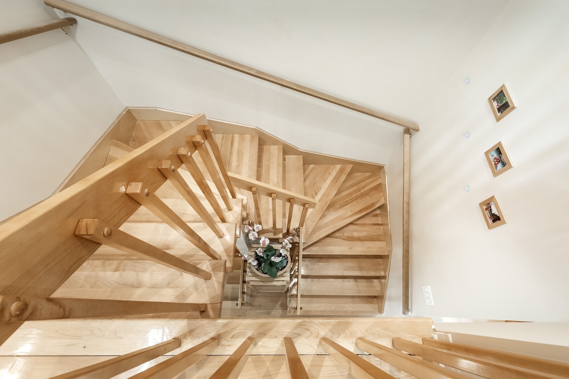 









3756Z


Ch. de la Côte-de-Liesse

,
Mont-Royal,




QC
H4N2P5

