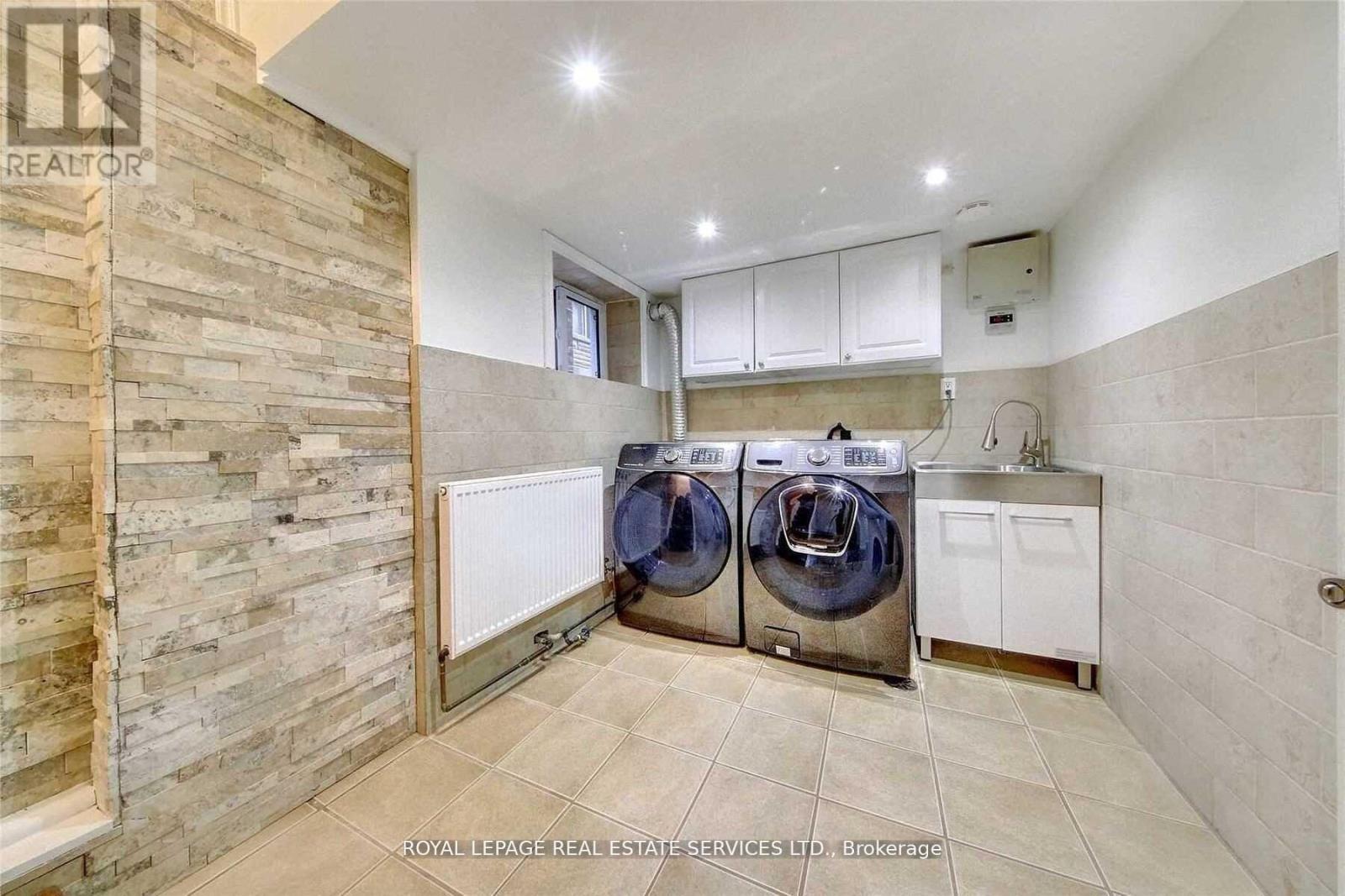 












LOWER - 87 DAWES ROAD

,
Toronto,




Ontario
M4C5B2


