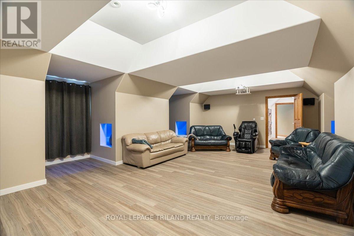 












3115 NAPPERTON DRIVE

,
Adelaide Metcalfe,




Ontario
N7G3H8

