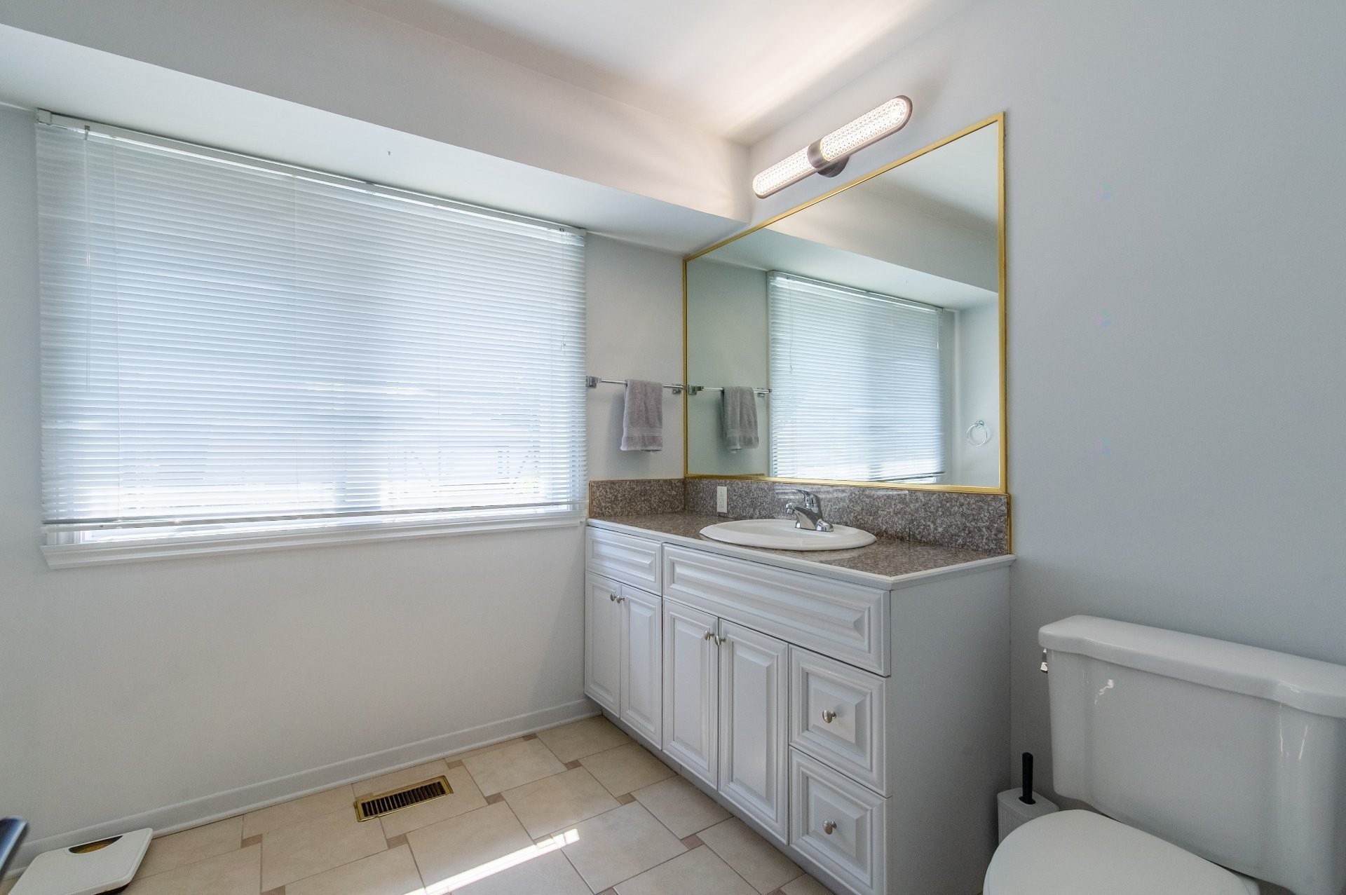 









1620


Crois. Rousseau

,
Brossard,




QC
J4X1S7

