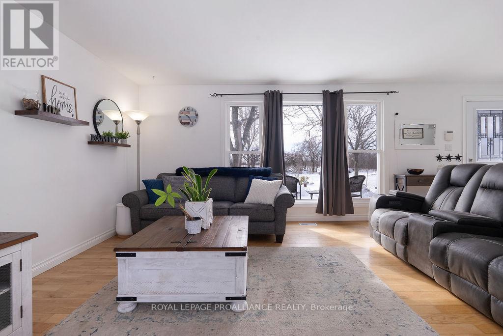 












202 HUNTINGWOOD DRIVE

,
Quinte West (Sidney Ward),




Ontario
K8N4Z5

