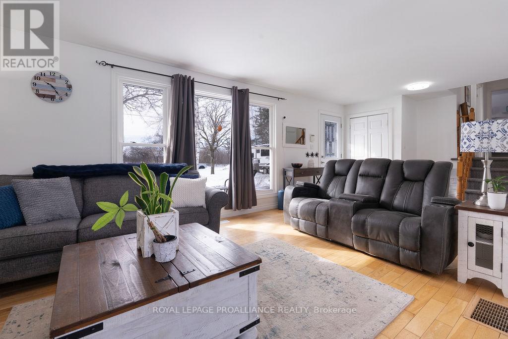 












202 HUNTINGWOOD DRIVE

,
Quinte West (Sidney Ward),




Ontario
K8N4Z5

