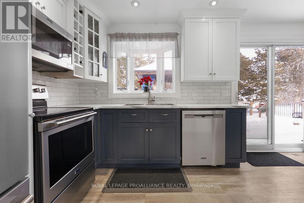 












202 HUNTINGWOOD DRIVE

,
Quinte West (Sidney Ward),




Ontario
K8N4Z5


