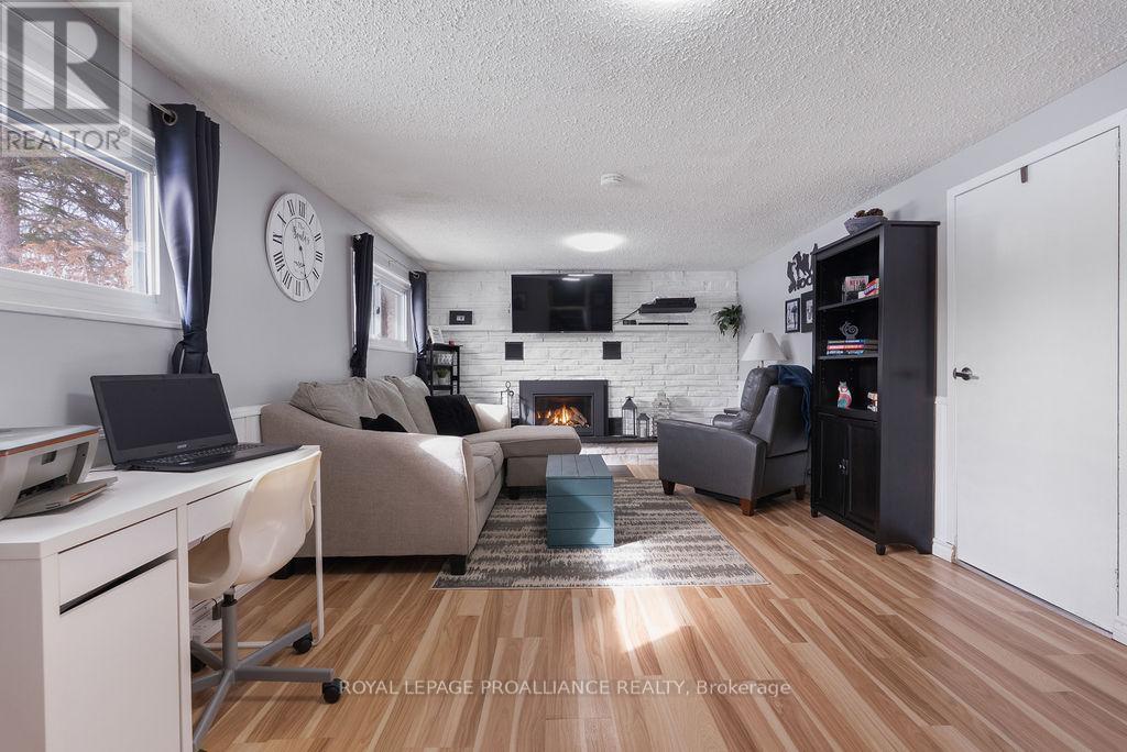 












202 HUNTINGWOOD DRIVE

,
Quinte West (Sidney Ward),




Ontario
K8N4Z5

