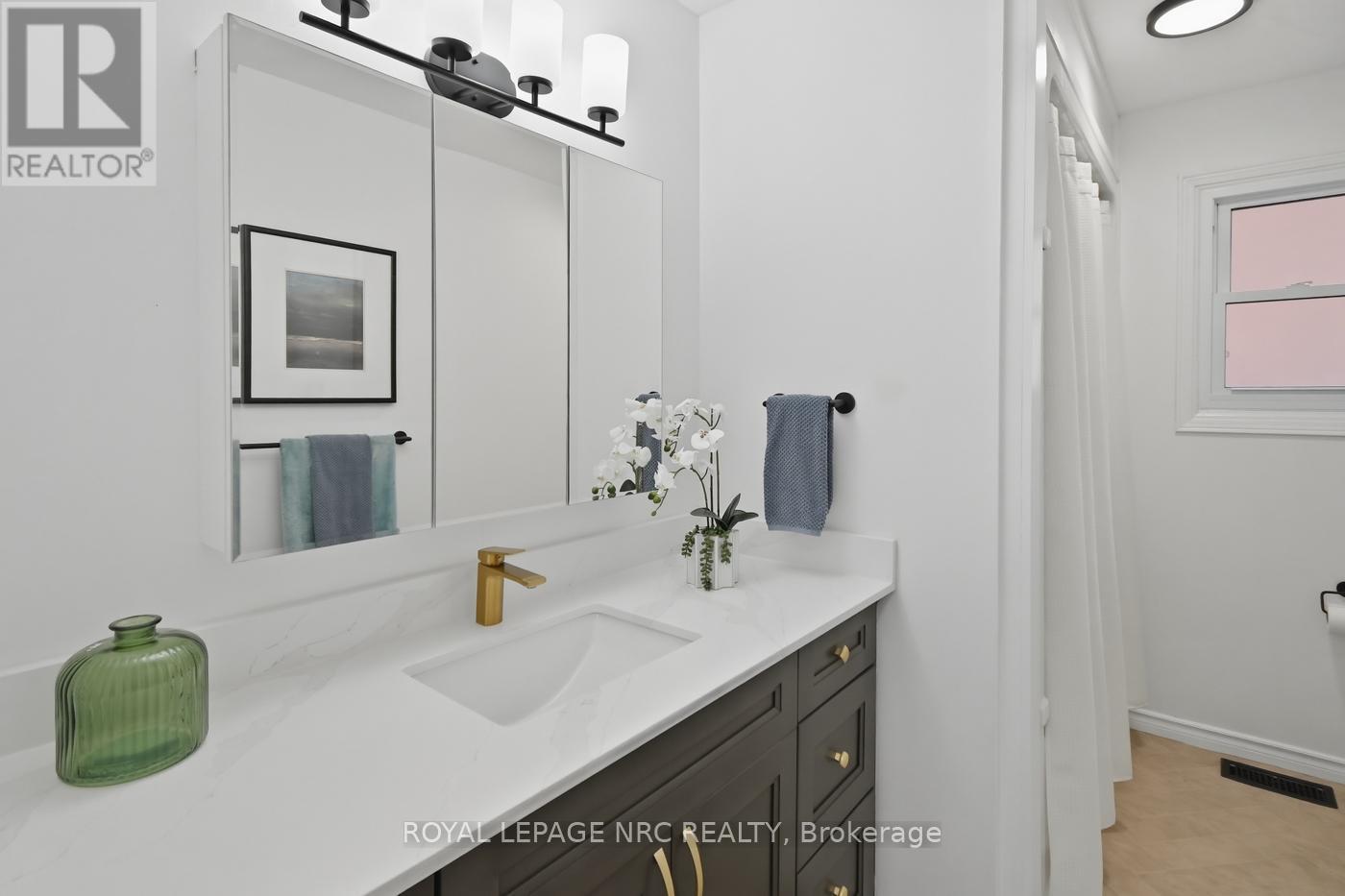 












15 HICKORY COURT

,
Welland (N. Welland),




Ontario
L3C6S9

