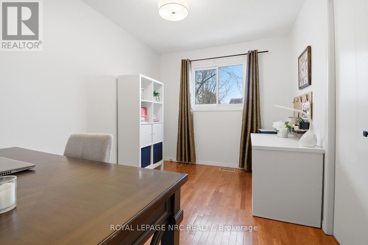 












15 HICKORY COURT

,
Welland (N. Welland),




Ontario
L3C6S9

