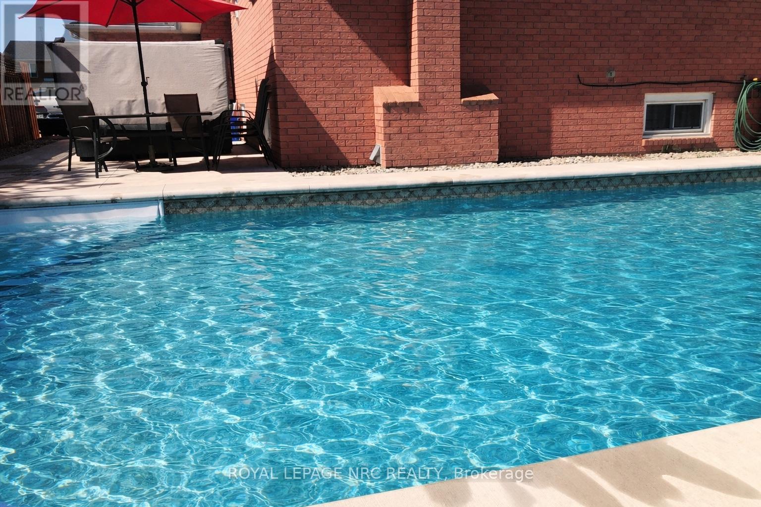 












15 HICKORY COURT

,
Welland (N. Welland),




Ontario
L3C6S9

