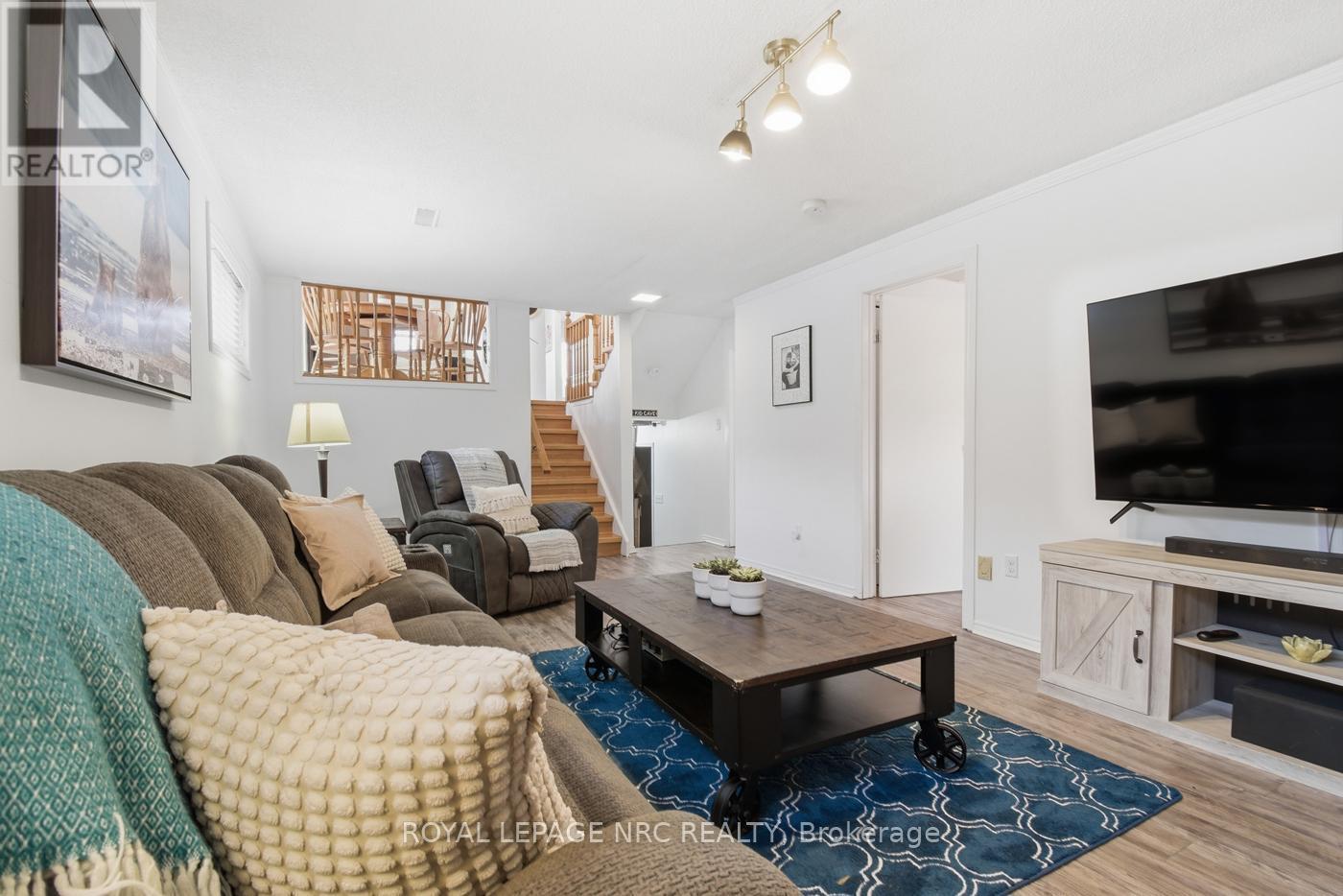 












15 HICKORY COURT

,
Welland (N. Welland),




Ontario
L3C6S9

