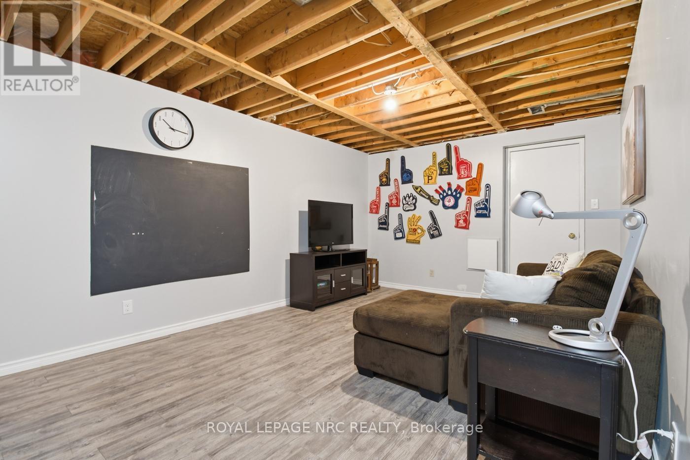 












15 HICKORY COURT

,
Welland (N. Welland),




Ontario
L3C6S9

