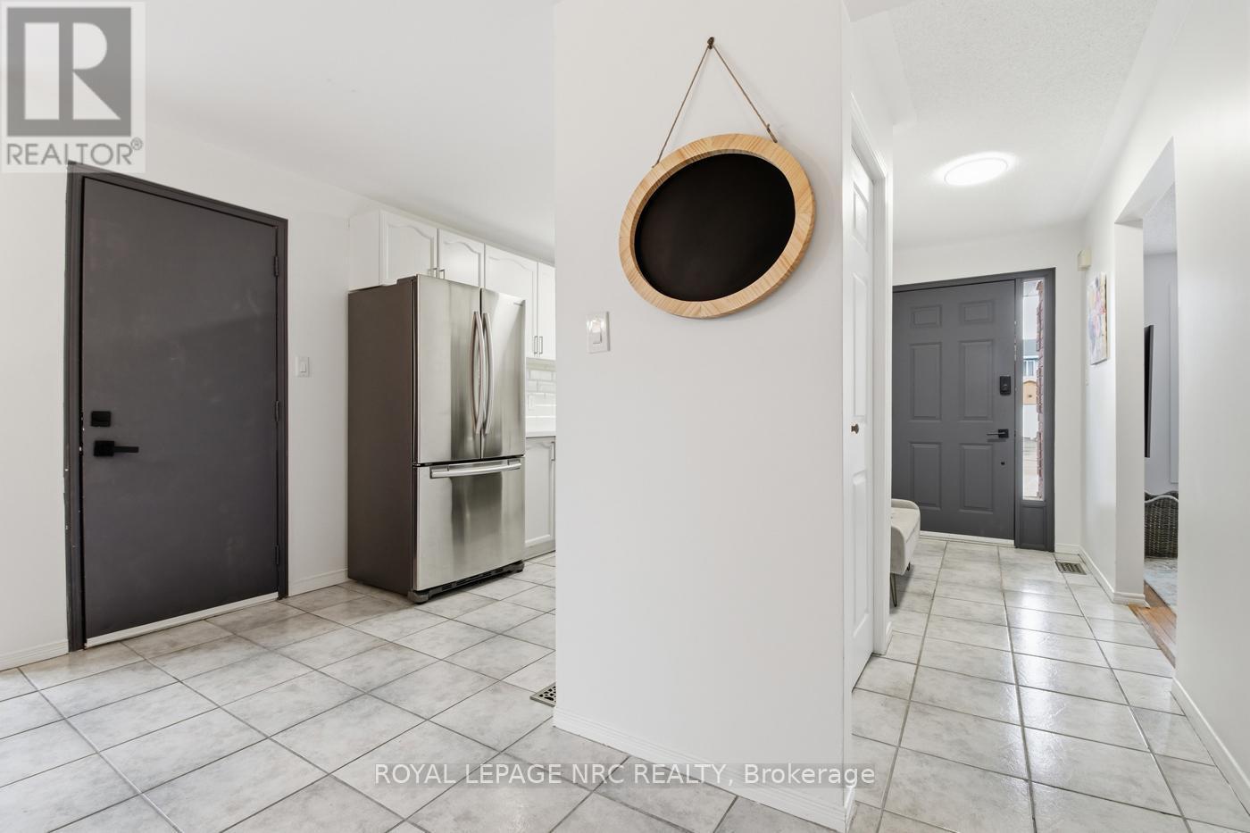 












15 HICKORY COURT

,
Welland (N. Welland),




Ontario
L3C6S9

