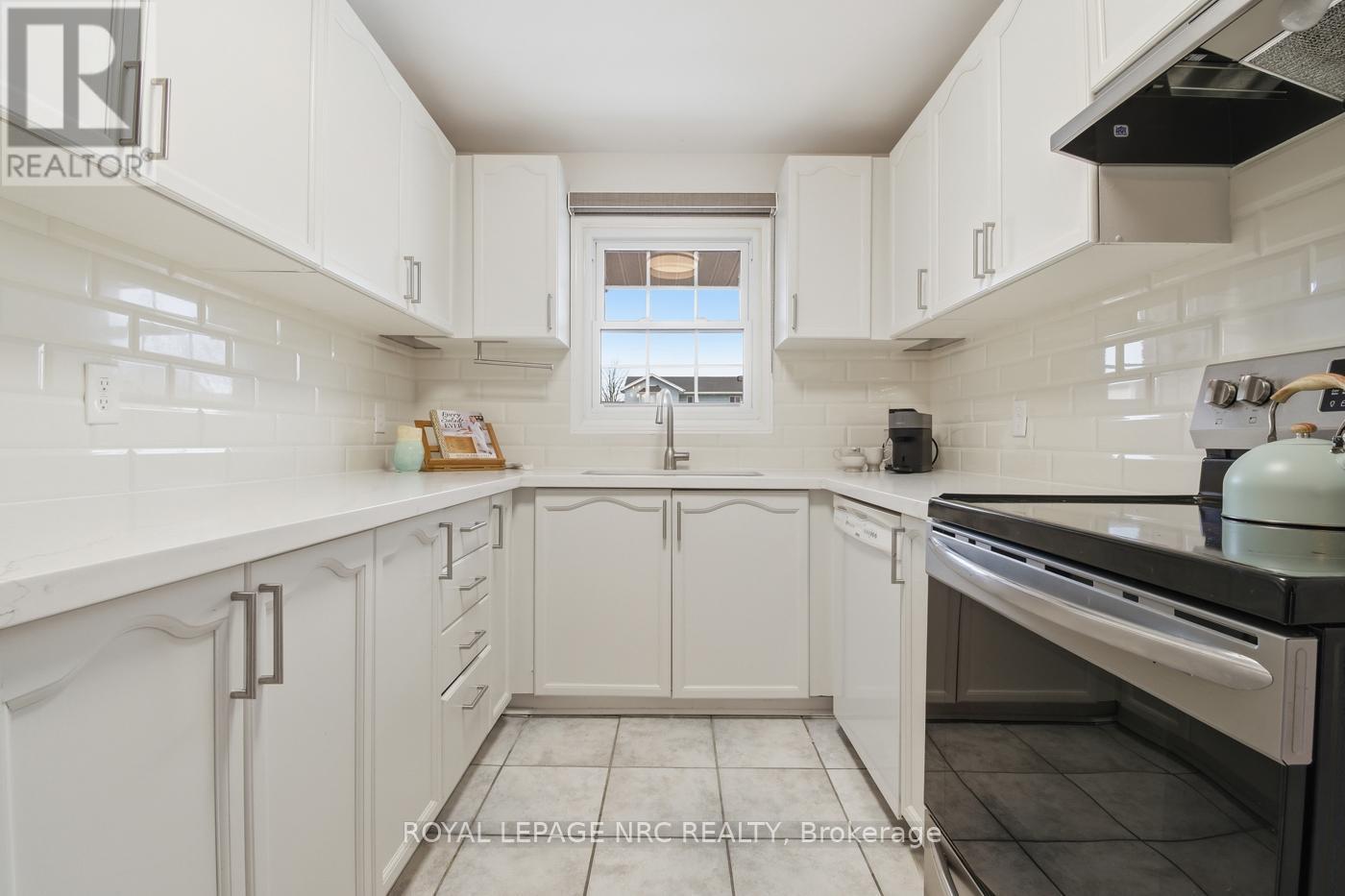 












15 HICKORY COURT

,
Welland (N. Welland),




Ontario
L3C6S9

