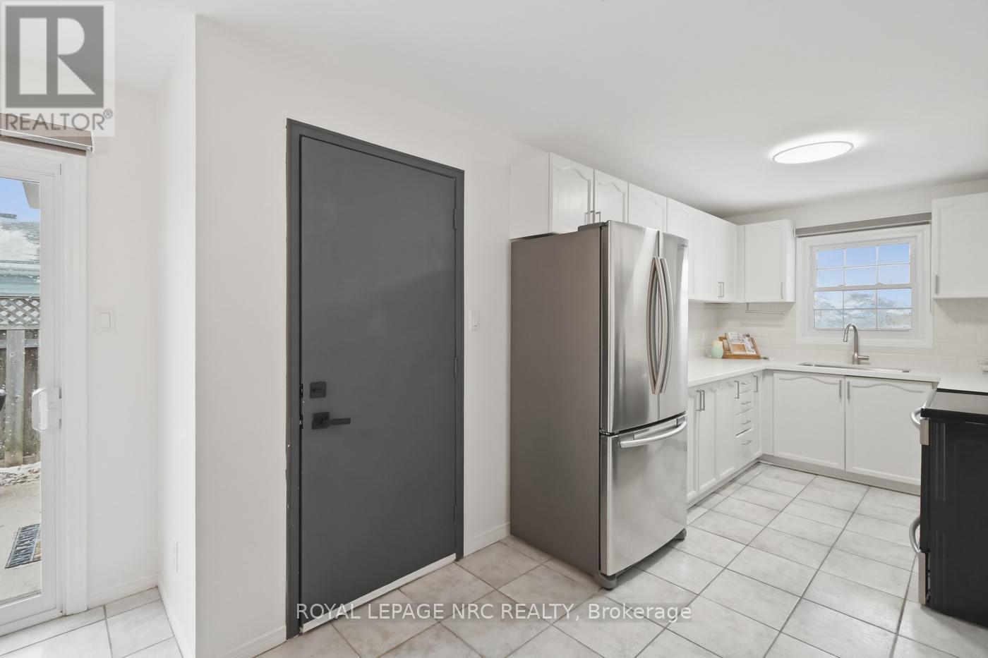 












15 HICKORY COURT

,
Welland (N. Welland),




Ontario
L3C6S9

