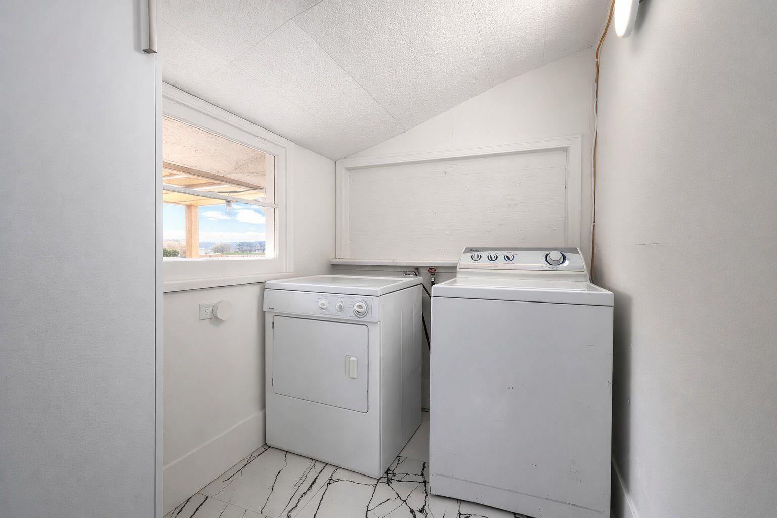 












16952 40 AVENUE

,
Surrey,




British Columbia
V3Z1C8

