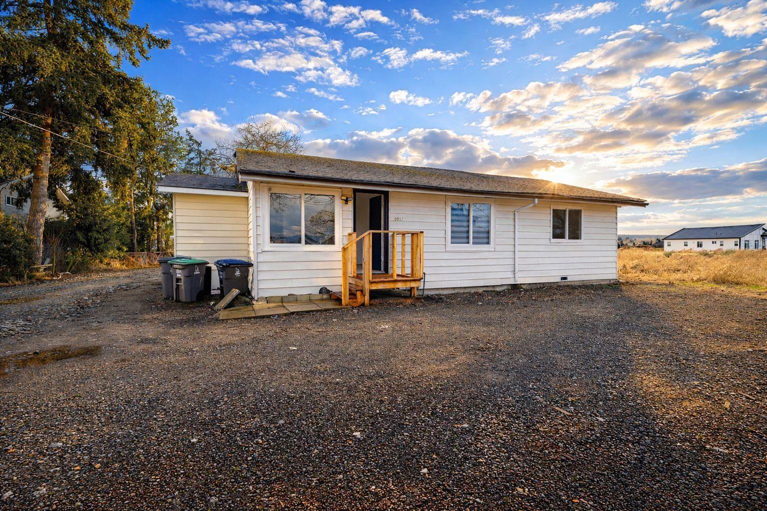 












16952 40 AVENUE

,
Surrey,




British Columbia
V3Z1C8

