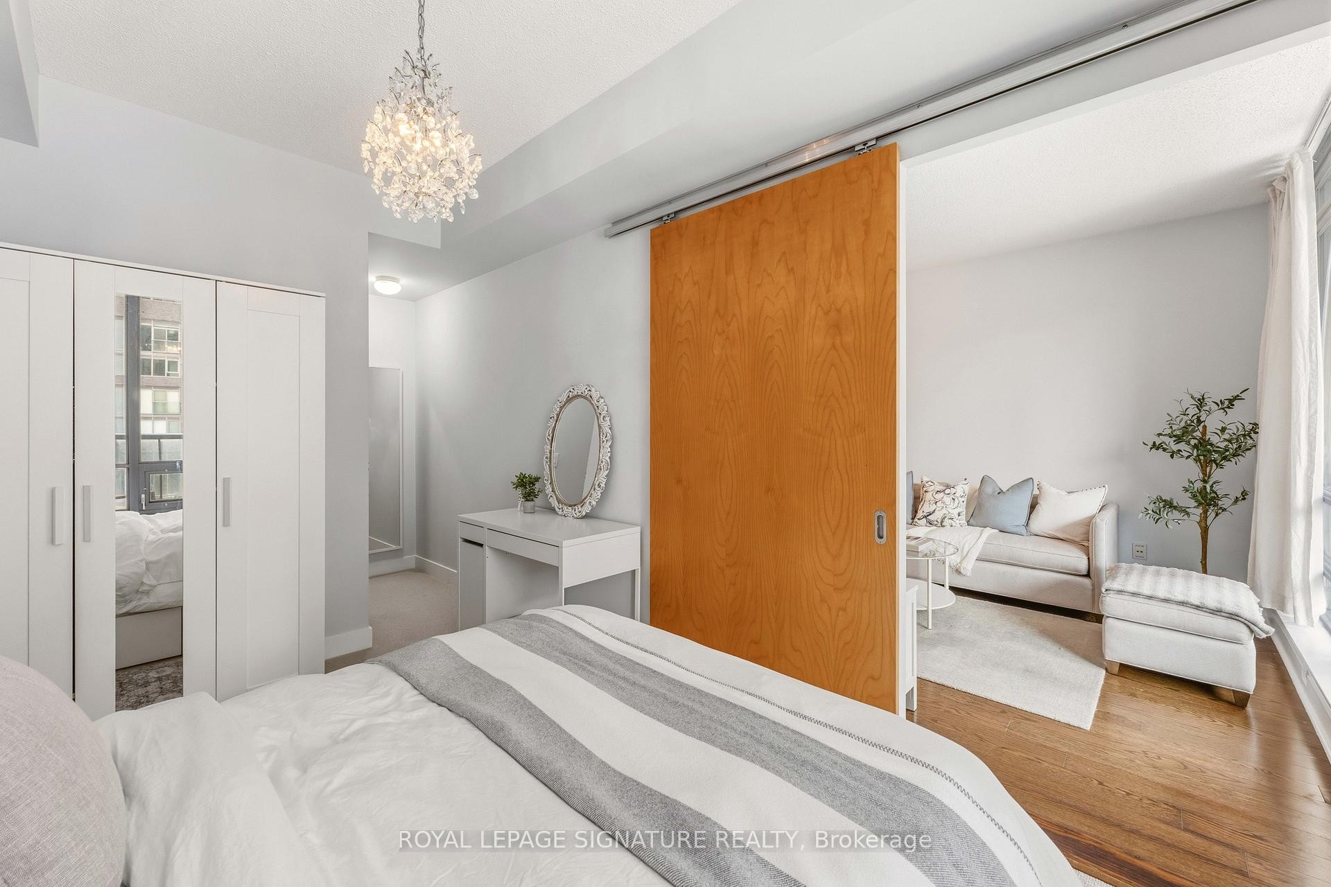 









438


King

Street West, 712,
Toronto,




ON
M5V 3T9

