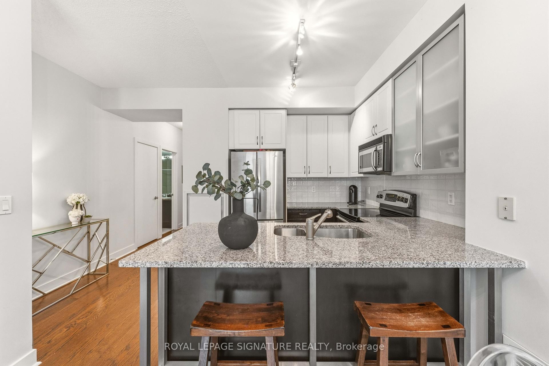 









438


King

Street West, 712,
Toronto,




ON
M5V 3T9

