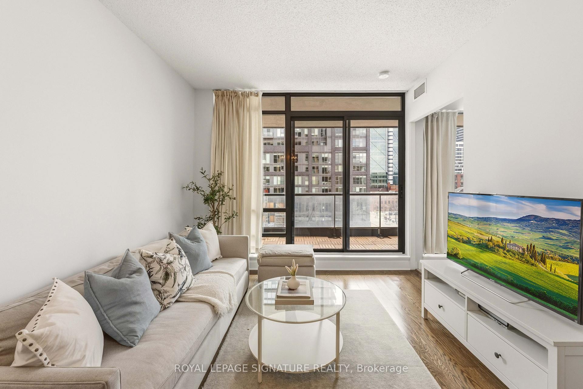 









438


King

Street West, 712,
Toronto,




ON
M5V 3T9

