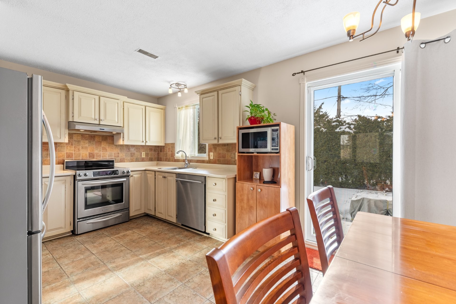 









102


Rue Perron

,
Saint-Basile-le-Grand,




QC
J3N1H5

