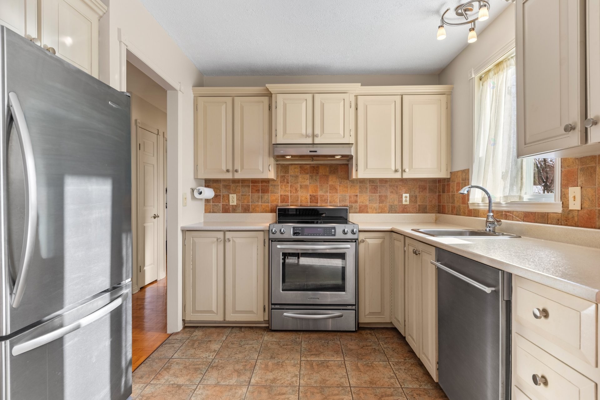 









102


Rue Perron

,
Saint-Basile-le-Grand,




QC
J3N1H5

