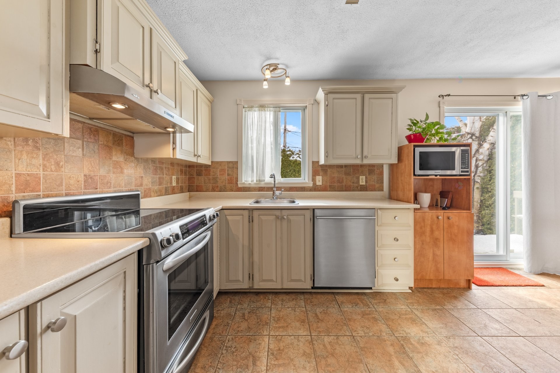 









102


Rue Perron

,
Saint-Basile-le-Grand,




QC
J3N1H5

