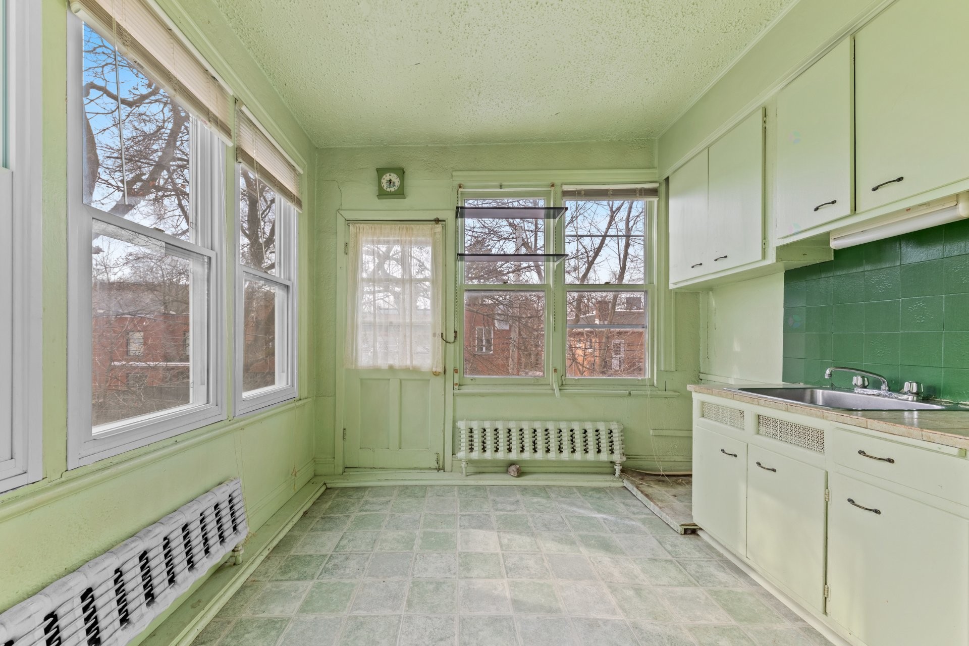 









464


Av. Bloomfield

,
Montréal (Outremont),




QC
H2V3R8

