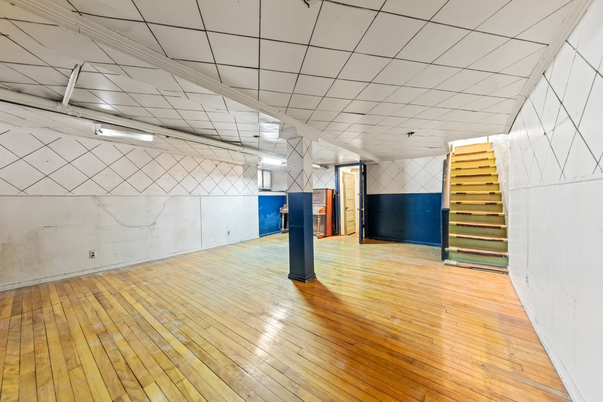 









464


Av. Bloomfield

,
Montréal (Outremont),




QC
H2V3R8

