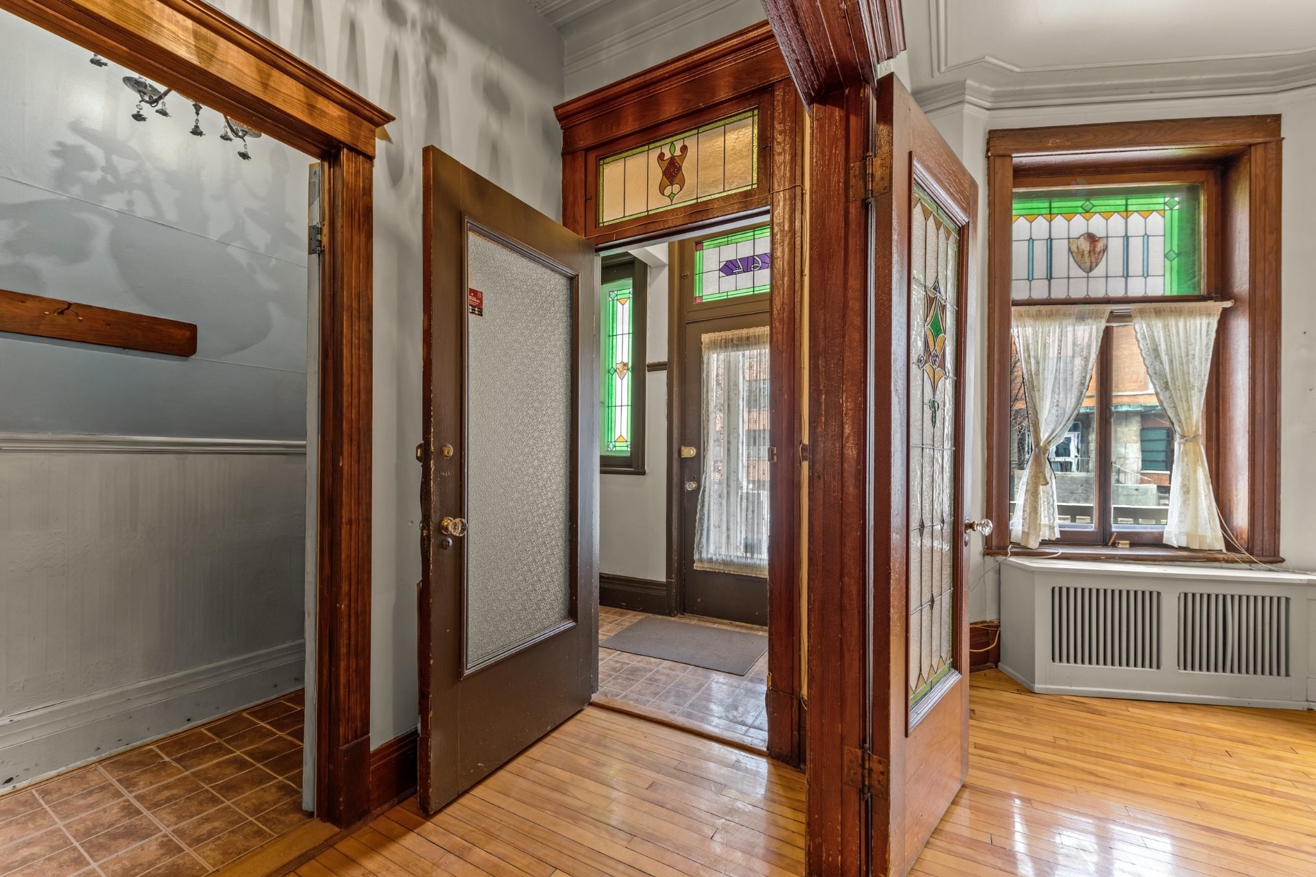 









464


Av. Bloomfield

,
Montréal (Outremont),




QC
H2V3R8

