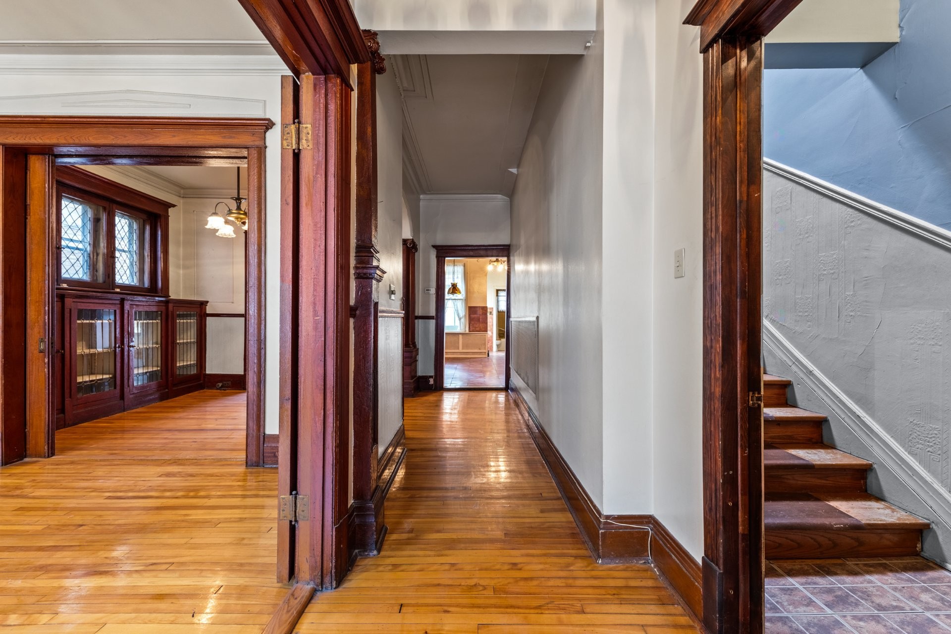 









464


Av. Bloomfield

,
Montréal (Outremont),




QC
H2V3R8

