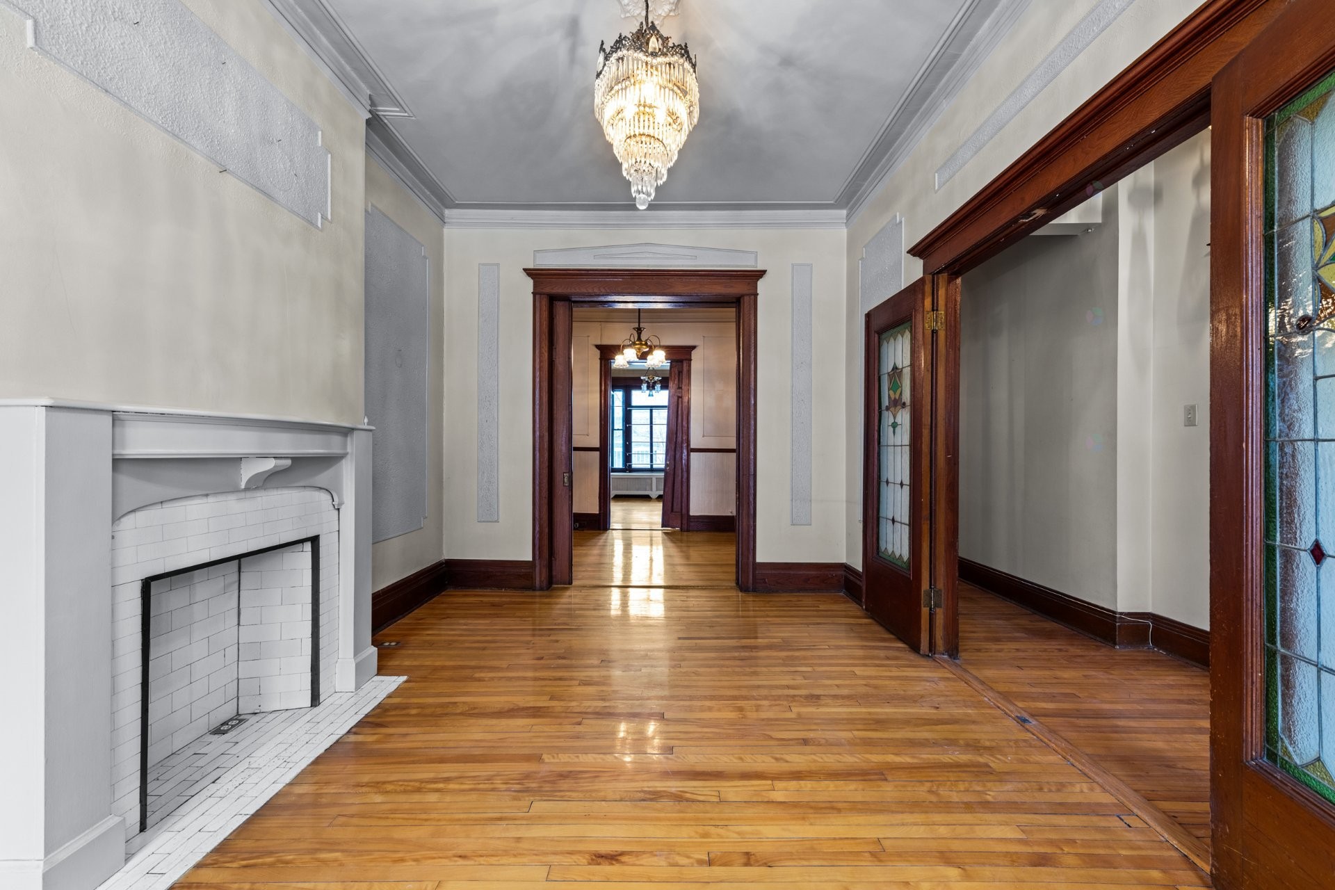 









464


Av. Bloomfield

,
Montréal (Outremont),




QC
H2V3R8

