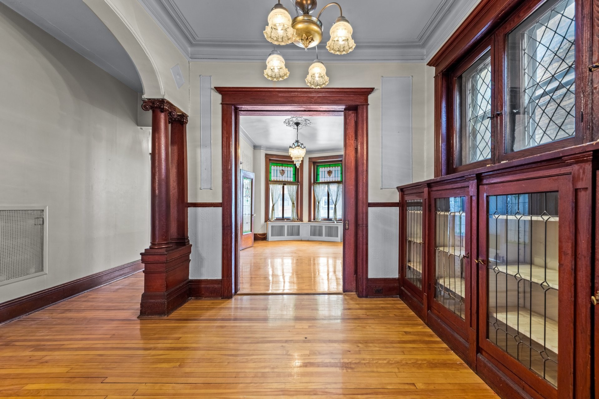 









464


Av. Bloomfield

,
Montréal (Outremont),




QC
H2V3R8

