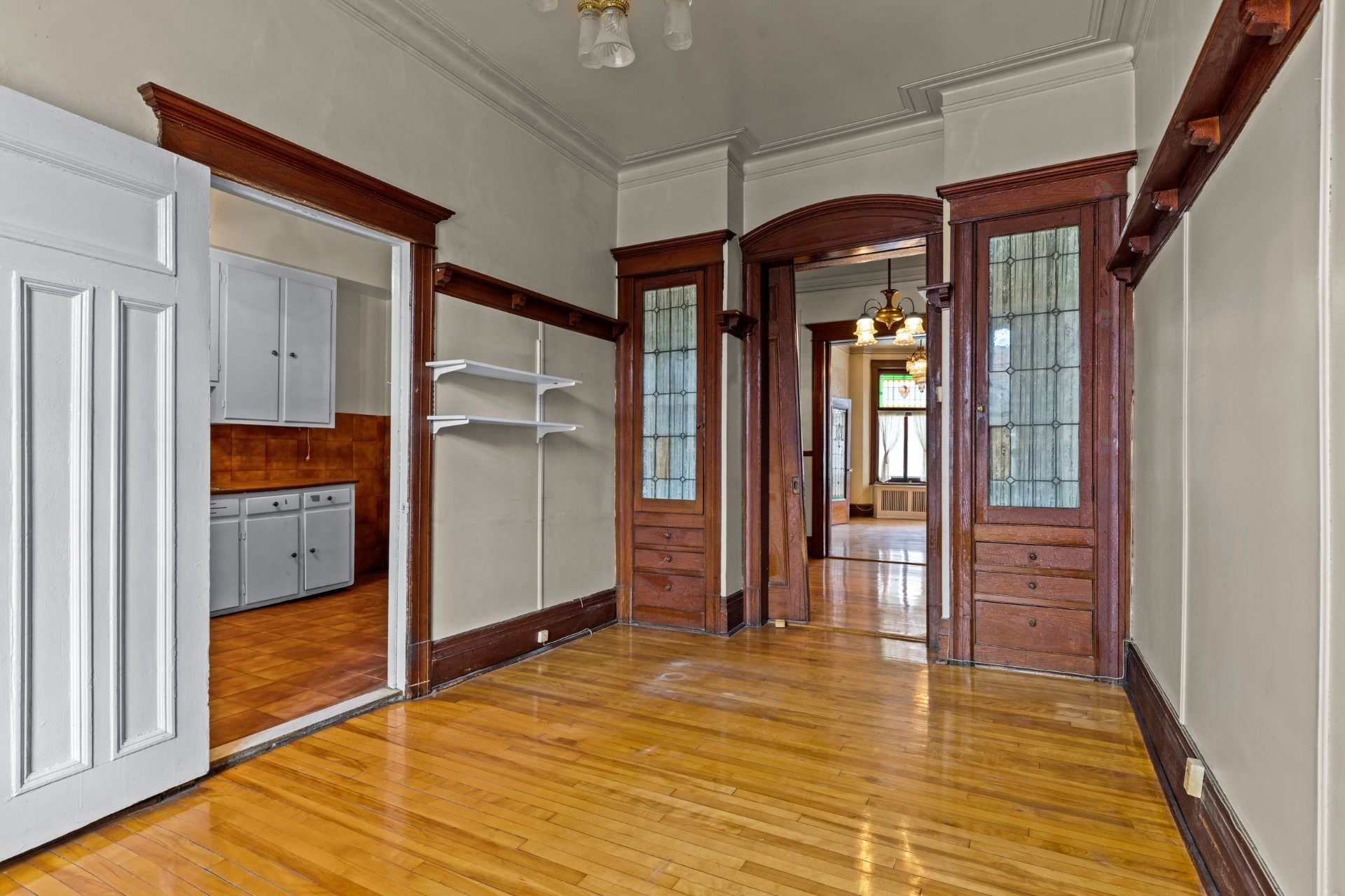 









464


Av. Bloomfield

,
Montréal (Outremont),




QC
H2V3R8

