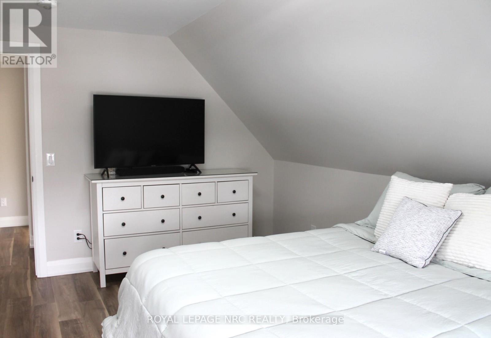 












19 CAMBRIDGE ROAD E

,
Fort Erie (Crystal Beach),




Ontario
L0S1B0

