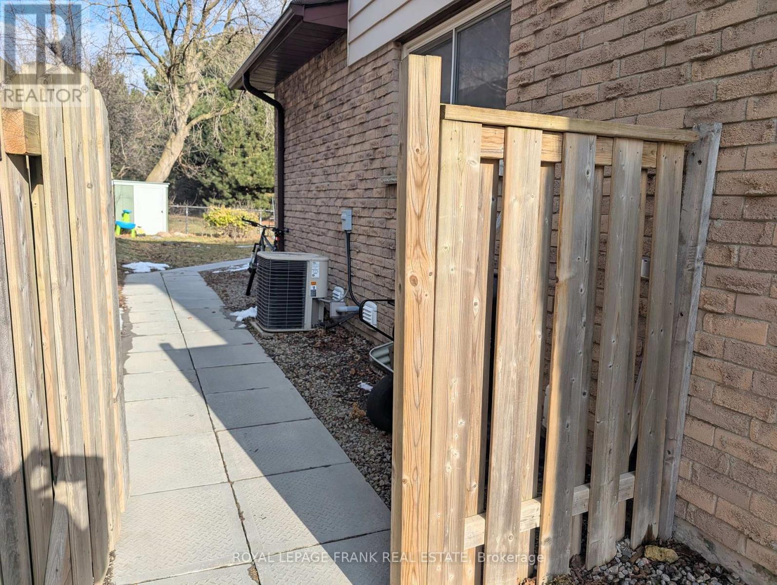 












BSMT - 99 ROBINSON CRESCENT

,
Whitby (Pringle Creek),




Ontario
L1N6W6

