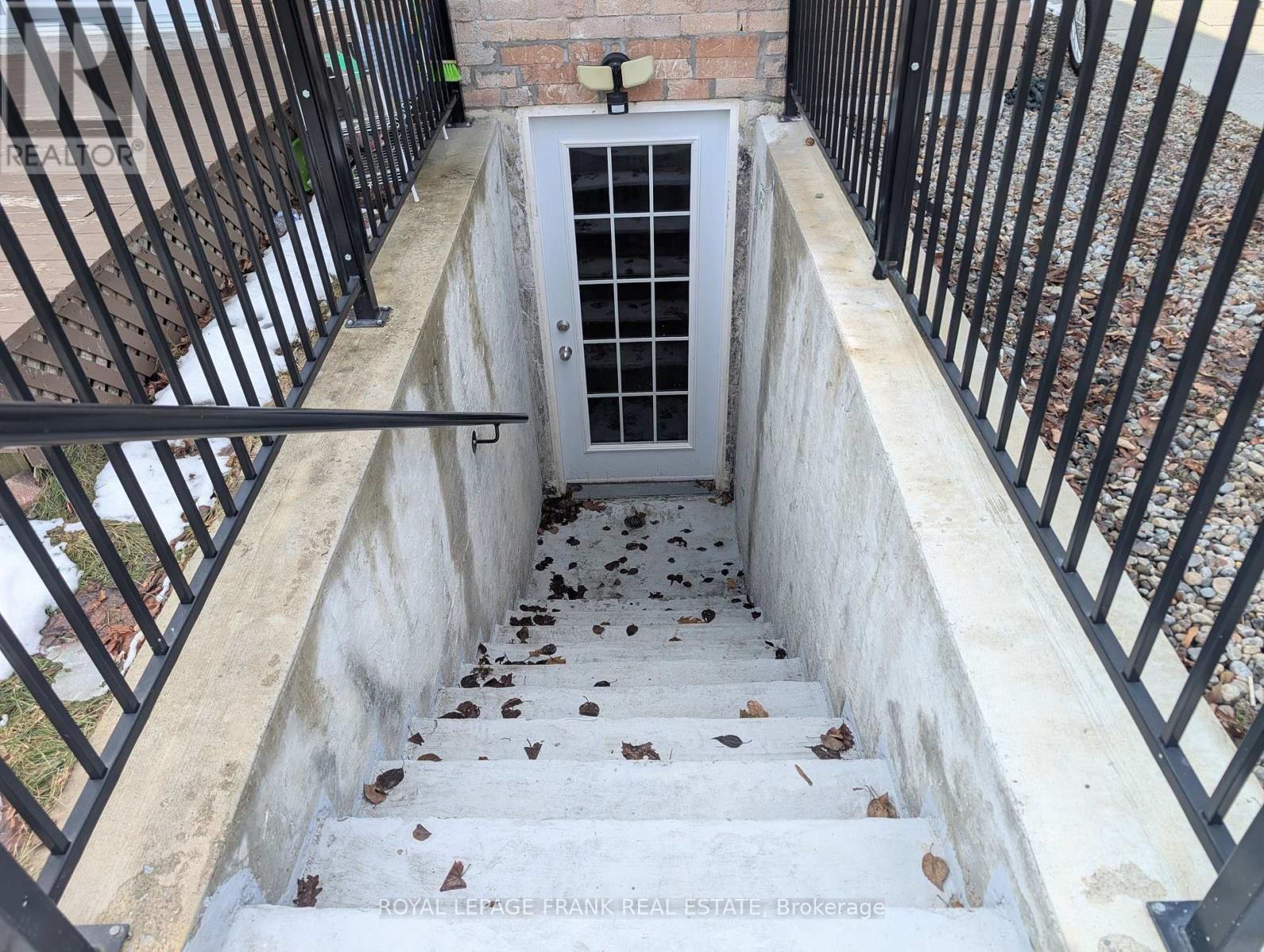 












BSMT - 99 ROBINSON CRESCENT

,
Whitby (Pringle Creek),




Ontario
L1N6W6

