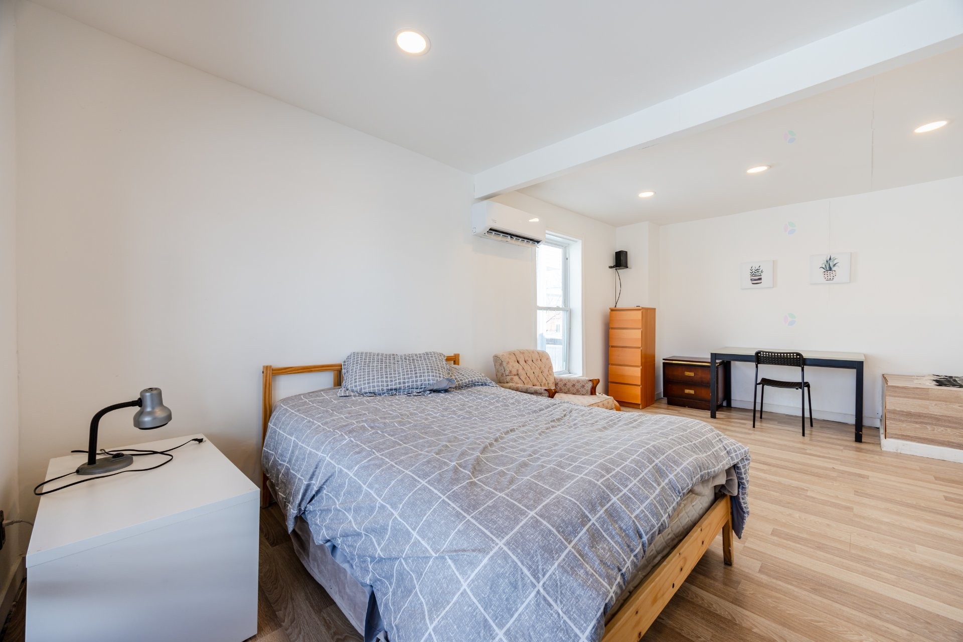 









545


Rue St-André

,
Laval (Pont-Viau),




QC
H7G3A2

