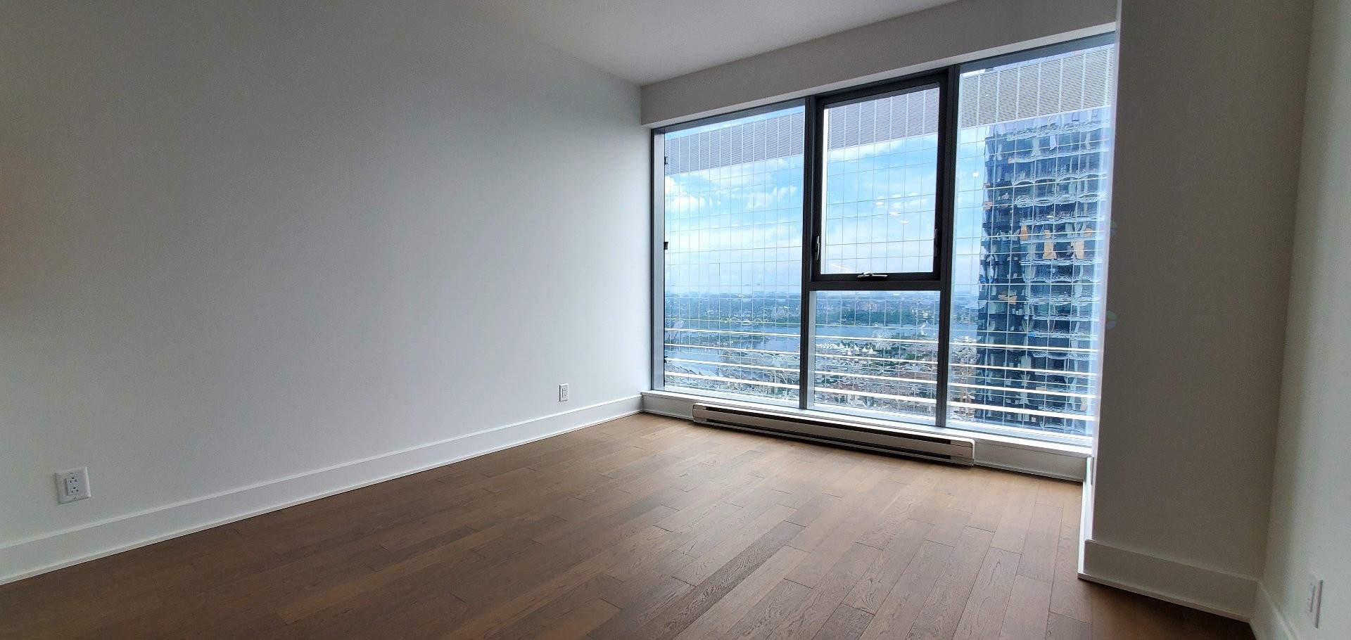 









720


Rue St-Jacques

, 4708,
Montréal (Ville-Marie),




QC
H3C1E9

