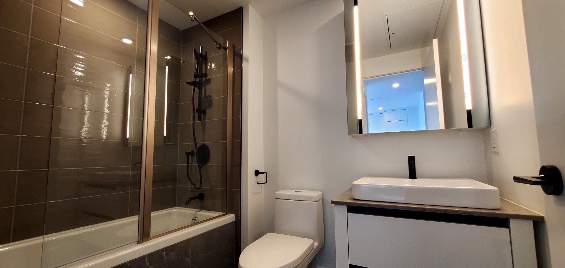 









720


Rue St-Jacques

, 4708,
Montréal (Ville-Marie),




QC
H3C1E9

