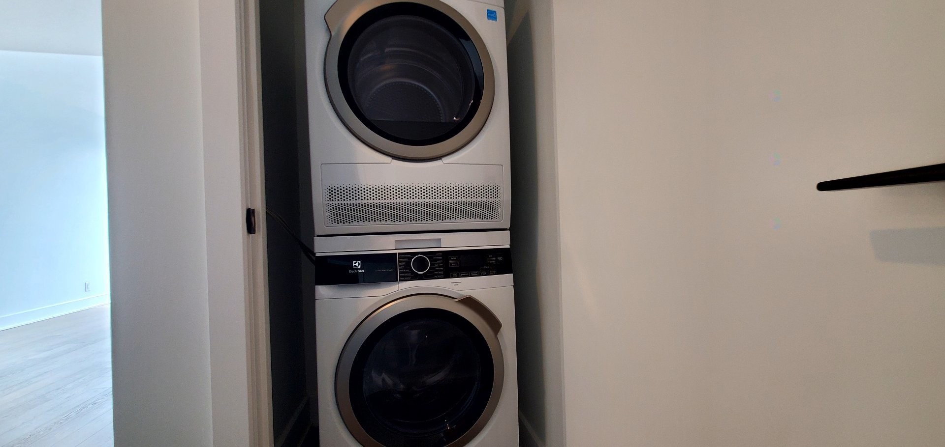 









720


Rue St-Jacques

, 4708,
Montréal (Ville-Marie),




QC
H3C1E9

