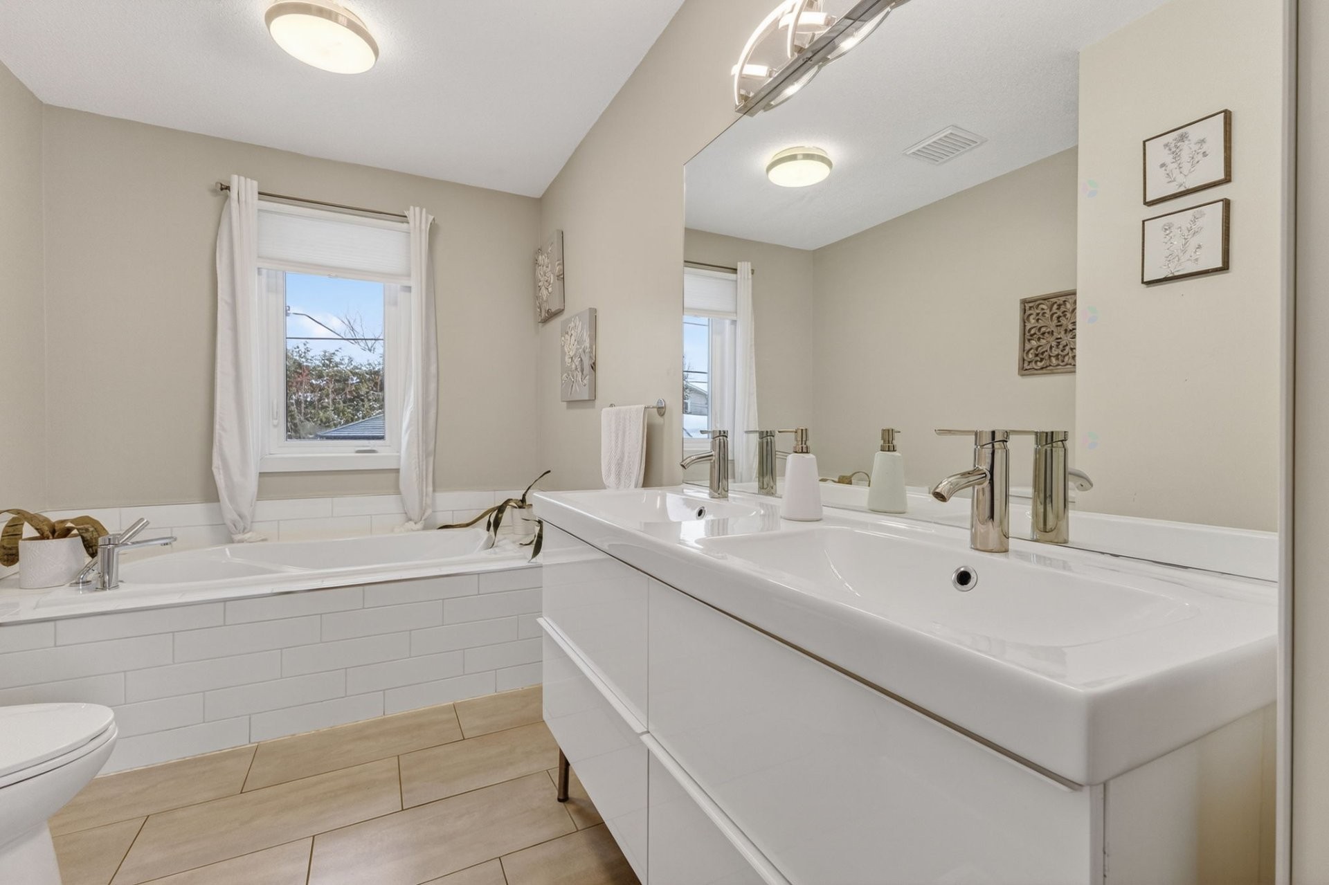 









107


Rue de Batiscan

,
Gatineau (Gatineau),




QC
J8P7S6

