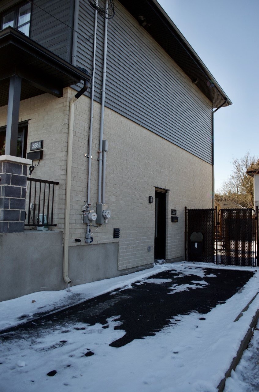 









3882


Rue Léonard

,
Longueuil (Saint-Hubert),




QC
J3Y5M2

