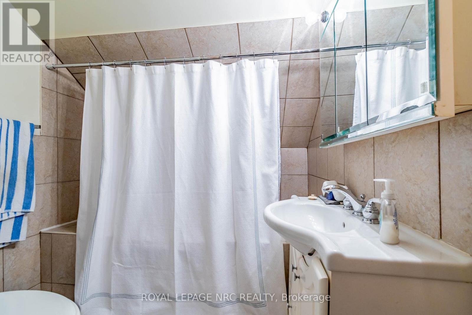 












6490 THOROLD STONE ROAD

,
Niagara Falls (Morrison),




Ontario
L2J1B3

