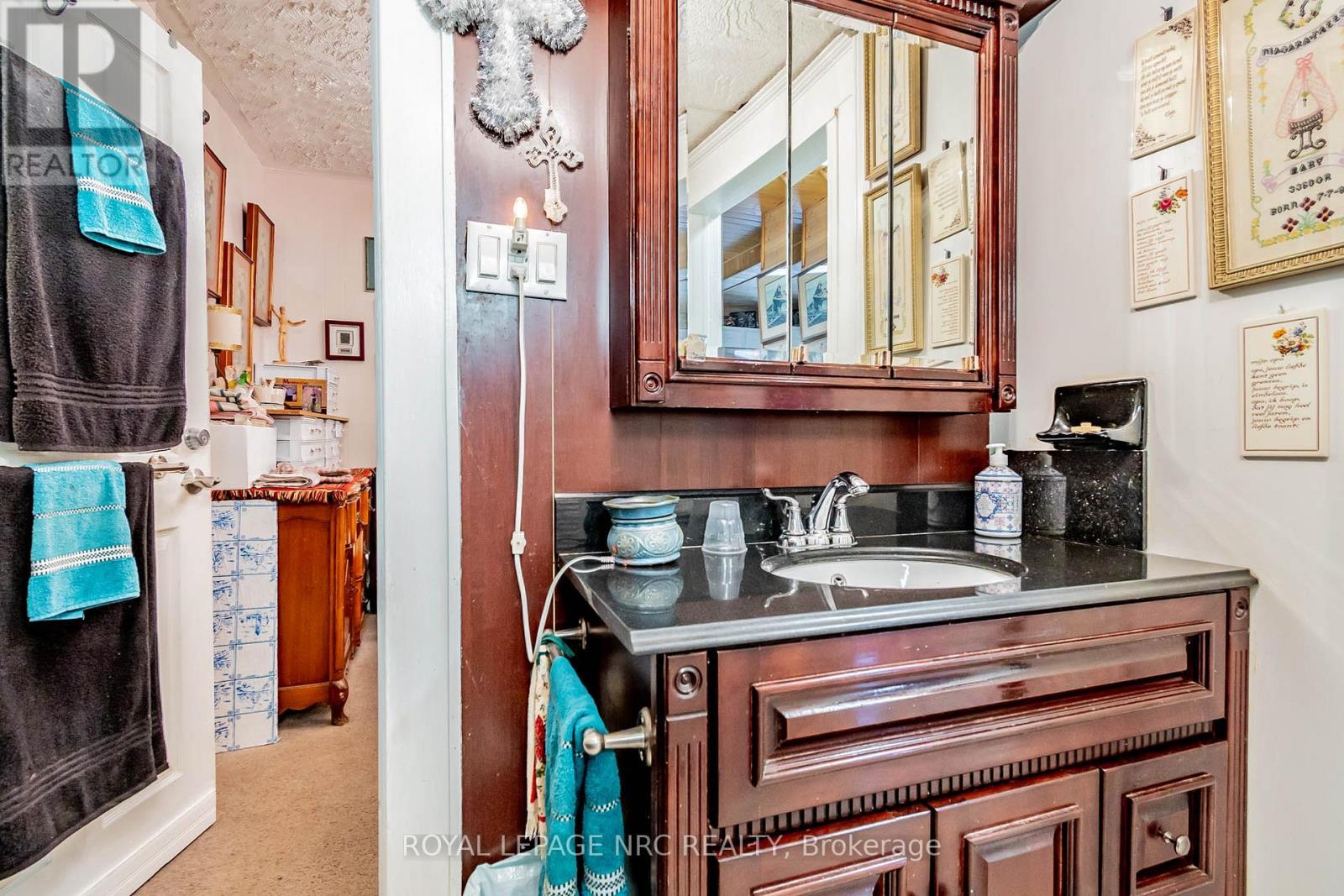 












6490 THOROLD STONE ROAD

,
Niagara Falls (Morrison),




Ontario
L2J1B3

